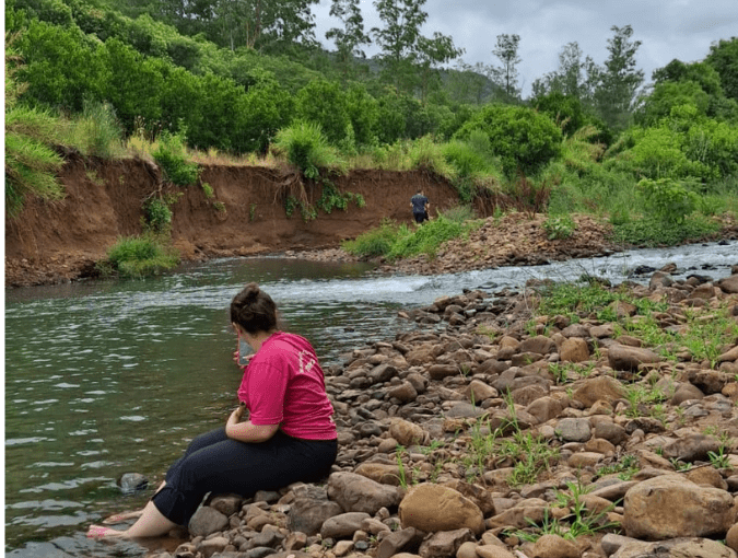 Banho no Arroio do Ouro próximo ao Hostel Parada dos Caminhantes em meio à natureza