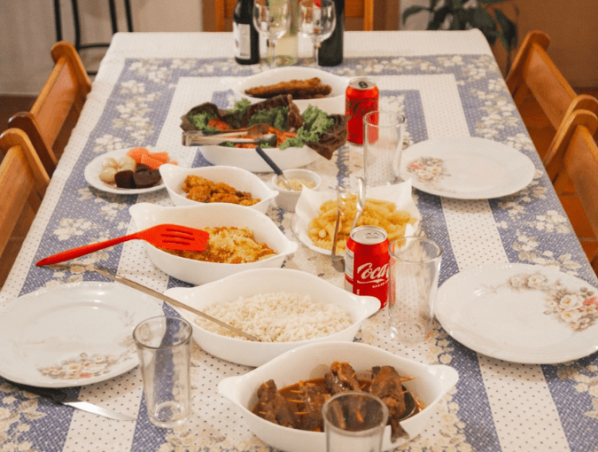 Mesa posta para o café da manhã no Hostel Parada dos Caminhantes com alimentos variados