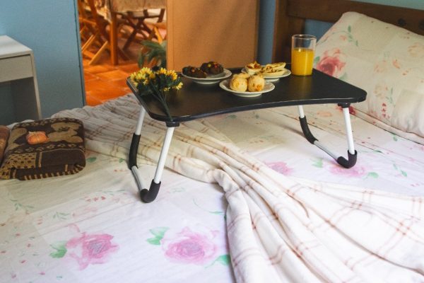 Quarto compartilhado do Hostel Parada dos Caminhantes com beliche e cama em ambiente organizado