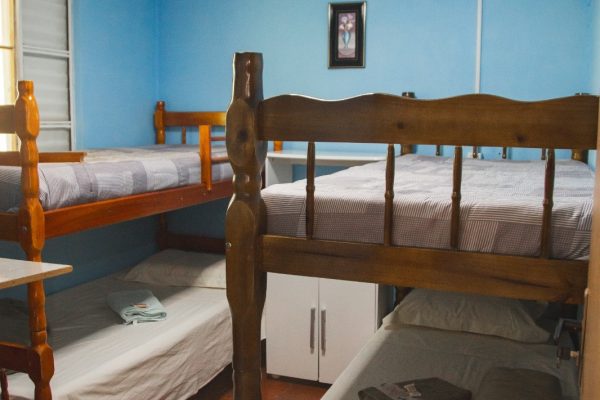 Quarto de casal do Hostel Parada dos Caminhantes com ambiente aconchegante